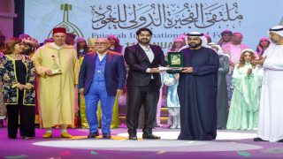 أسدل الستار، أخيرا، على فعاليات الدورة السابعة لمهرجان “الحال” الدولي بالدار البيضاء، التي نظمتها جمعية أحفاد الغيوان للفن بدعم من وزارة الشباب والثقافة والتواصل. وعرف اليوم الأخير للتظاهرة التي استمرت ثلاثة أيام، بمسرح بن امسيك، احتفاء بالفنون التراثية، بمشاركة فرقة عيساوة برئاسة الفنان أيوب التهامي، كما تجاوب الجمهور الحاضر مع فرقة أحواش إثران تالوين وبقية فقرات الأمسية التي قدمها الإعلامي عبد الله لغشيت. وافتتحت التظاهرة في يومها الأول بتكريم الفنانة رشيدة طلال، التي حملت الدورة اسمها، وتقاسمت مجموعة من أغانيها الحديثة مع الجمهور، فضلا عن مشاركتها الغناء رفقة مجموعة “أحفاد الغيوان” في مزج جميل بين الأنغام الحسانية الصحراوية والتراث الغيواني. كما شهد اليوم الأول تنظيم ندوة ثقافية في موضوع “استثمار الفنون التراثية.. الفن الحساني نموذجا” بمشاركة مجموعة من الباحثين منهم الدكتور عبد المجيد فنيش والباحثة عزيزة بزامي والصحافي والباحث عزيز المجدوب. وتواصلت فعاليات المهرجان في اليوم الثاني بتخصيص ليلة للشعر والتراث الكناوي، بمشاركة شعراء وزجالين من المغرب وخارجه، منهم الشاعر عبد الله علي الخضير من المملكة العربية السعودية، والشاعرة رشا محمد من سوريا، إضافة إلى الشاعر والزجال عبد الرحيم باطما والشاعرة سمية شرحبيل وعبد الله عطارد. وكان الفنان فريد غنام نجم أمسية اليوم الثاني، التي احتضنها مسرح ابن امسيك، وقدمت فقراتها الشاعرة رشيدة فقري، بتقديم وصلة غنائية وموسيقية تنفتح على التراث الكناوي وأغان أخرى من ريبرتواره