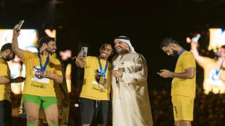 حسين الجسمي يحتفل ويبهج الجماهير بثنائية نادي الوصل الإماراتي “الدوري والكأس”