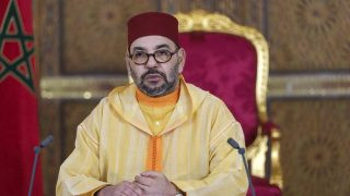 A picture released by the Moroccan Royal Palace shows Morocco's King Mohammed VI addressing speech, transmitted via a screen to the parliament, from the Royal Palace in the northeastern city of Fez, on October 8, 2021. Mohammed VI named a new government led by Aziz Akhannouch, a billionaire tycoon close to the palace who will face pressing economic problems exacerbated by the coronavirus pandemic. The 24-member cabinet, formed after Akhannouch's National Rally of Independents (RNI) trounced incumbent Islamists in elections last month, includes seven women, up from four in the previous administration. (Photo by Moroccan Royal Palace / AFP) / RESTRICTED TO EDITORIAL USE - MANDATORY CREDIT "AFP PHOTO / SOURCE / MOROCCAN ROYAL PALACE- NO MARKETING NO ADVERTISING CAMPAIGNS - DISTRIBUTED AS A SERVICE TO CLIENTS