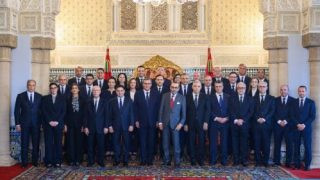 جلالة الملك يستقبل رئيس الحكومة وأعضاء الحكومة في صيغتها الجديدة بعد إعادة هيكلتها