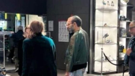 صورة للملك محمد السادس وهو بصحة جيدة بأحد المتاجر في باريس بدون عكاز طبي.. بعث من خلالها برسائل طمأنينة إلى الشعب المغربي