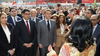 الرئيس الفرنسي يزور الجناح المغربي بمعرض الكتاب بباريس ويشيد بالصداقة المغربية الفرنسية
