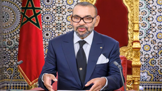 في خطابه السامي إلى الأمة بمناسبة عيد العرش المجيد : جلالة الملك محمد السادس يدعو إلى عدالة مجالية شاملة ويجدد التزام المغرب بالتنمية والانفتاح والحوار مع الجزائر