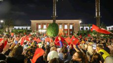 الدار البيضاء تحتفل بقرار مجلس الأمن التاريخي: فرحة وطنية تعم شوارع المغرب بعد دعم مقترح الحكم الذاتيالدار البيضاء تحتفل بقرار مجلس الأمن التاريخي: فرحة وطنية تعم شوارع المغرب بعد دعم مقترح الحكم الذاتي